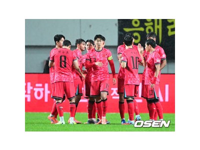 홍명보 감독 대한민국 축구대표팀 전술 부족 지적받아